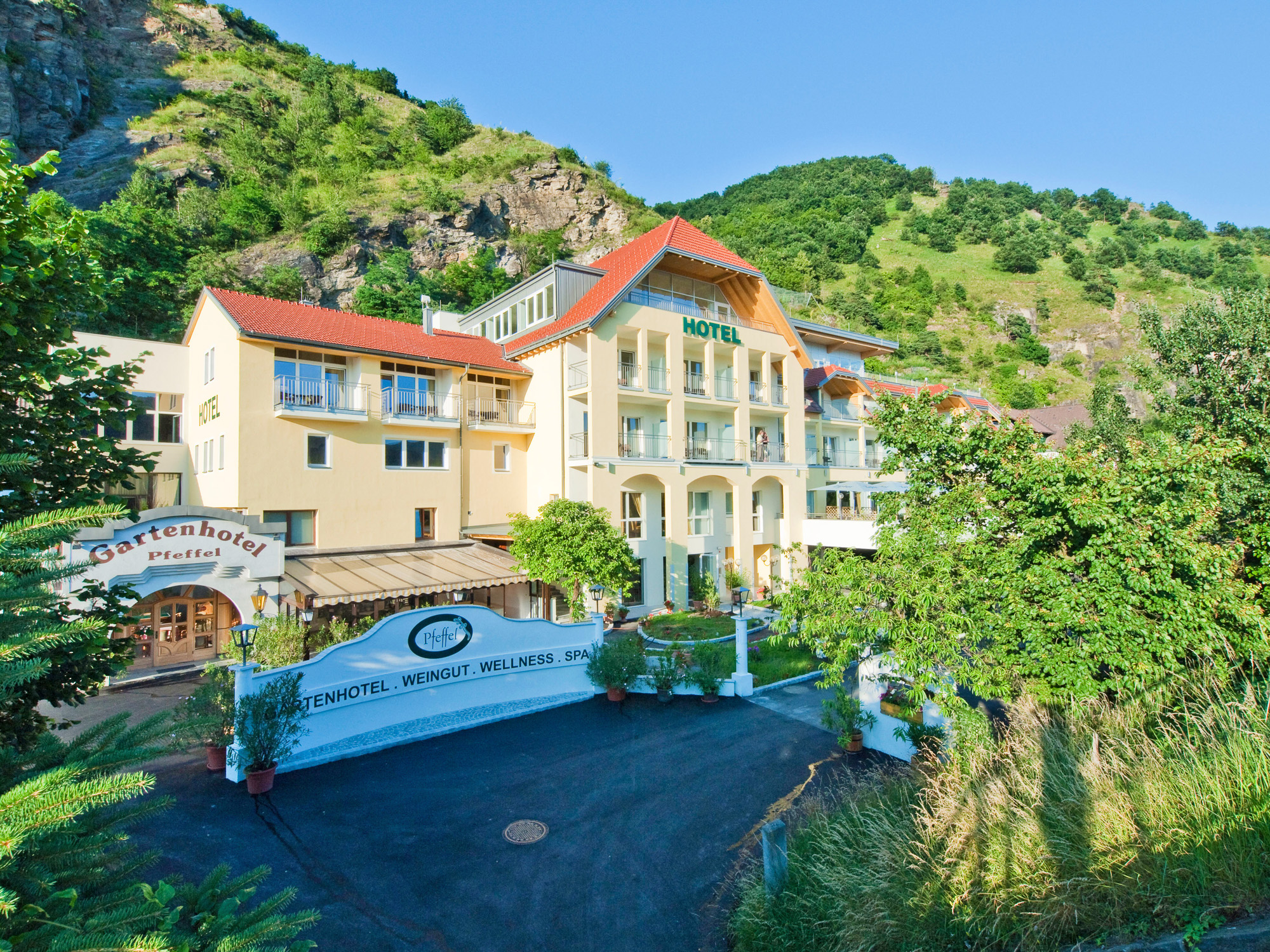 eh_gartenhotel_pfeffel_duernstein_aussenansicht-27