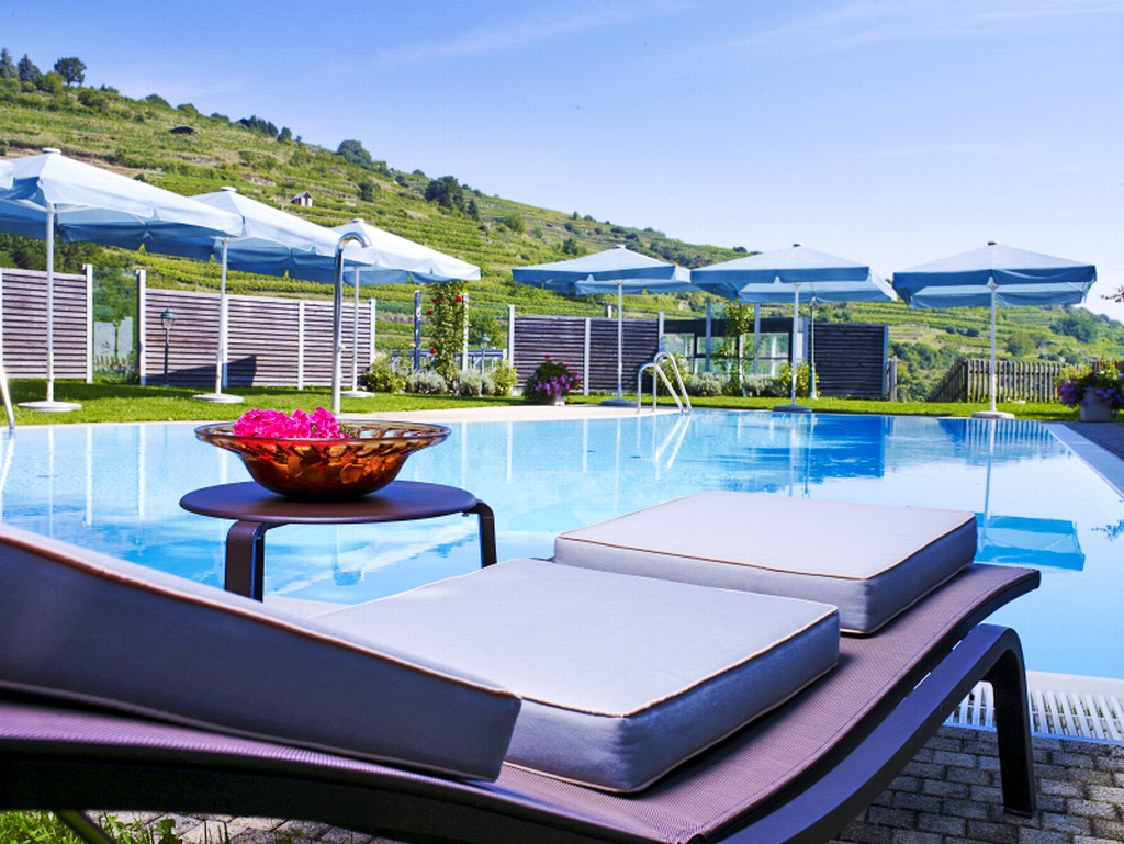 eh_steigenberger_krems_aussenpool_liege-5