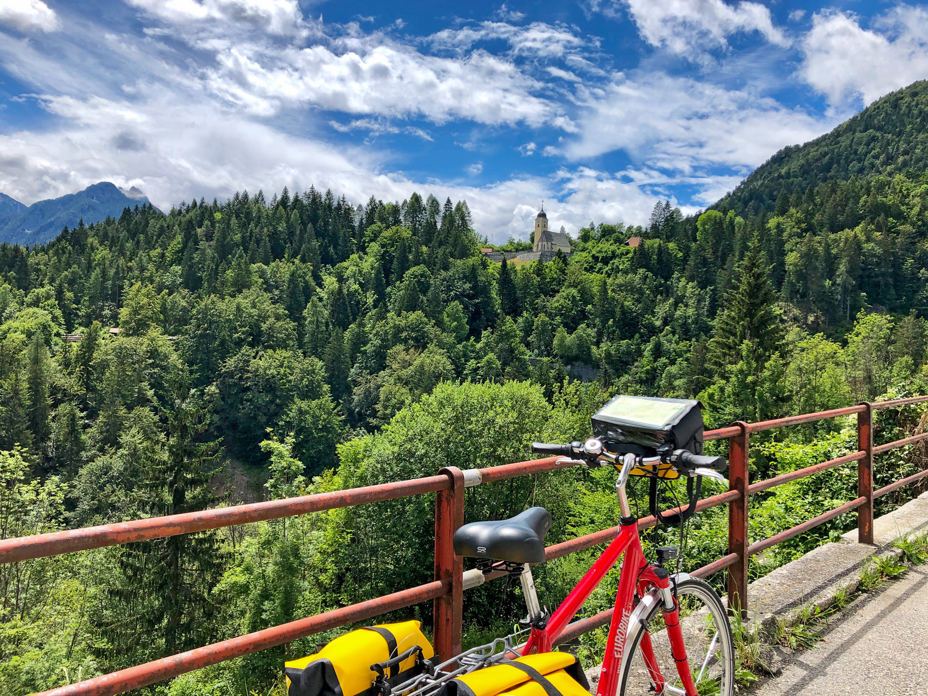 eurobike_radreisen_alpe_adria_radweg_salzburg_grado_fahrrad_ausblick_kirche-19