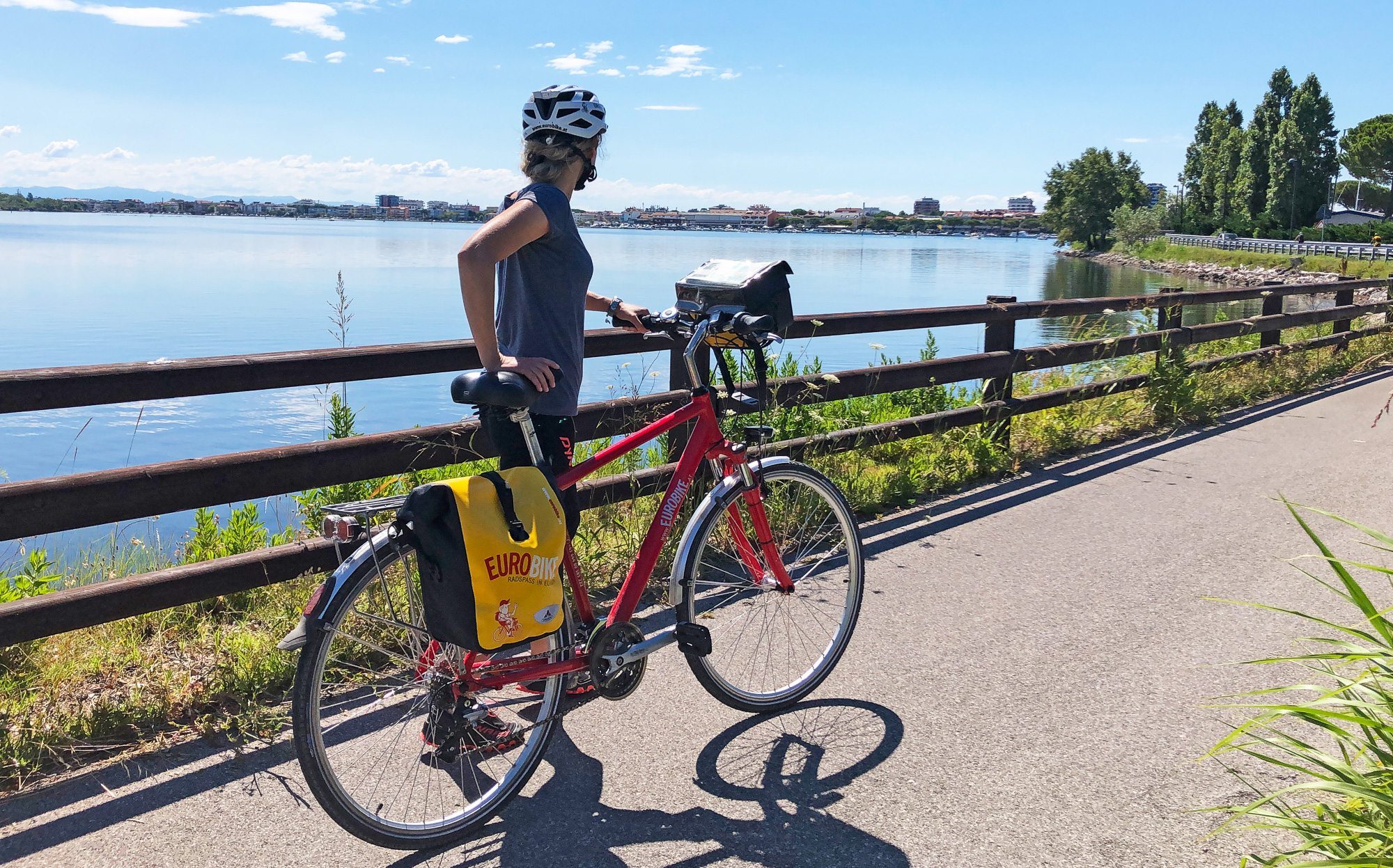 eurobike_radreisen_alpe_adria_radweg_salzburg_grado_radfahrer_ausblick_meer-14
