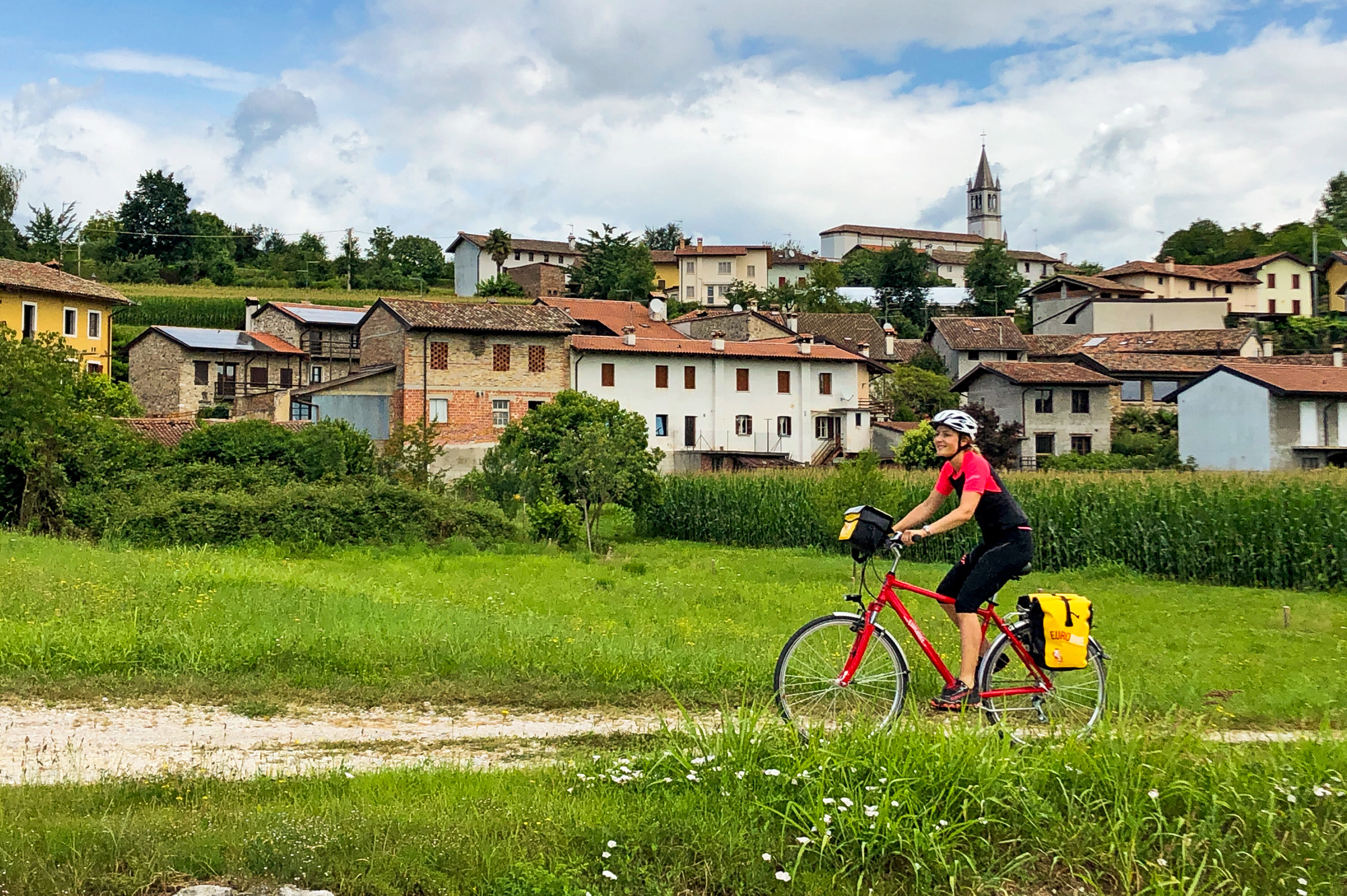 eurobike_radreisen_alpe_adria_radweg_salzburg_grado_radfahrer_dorf-16