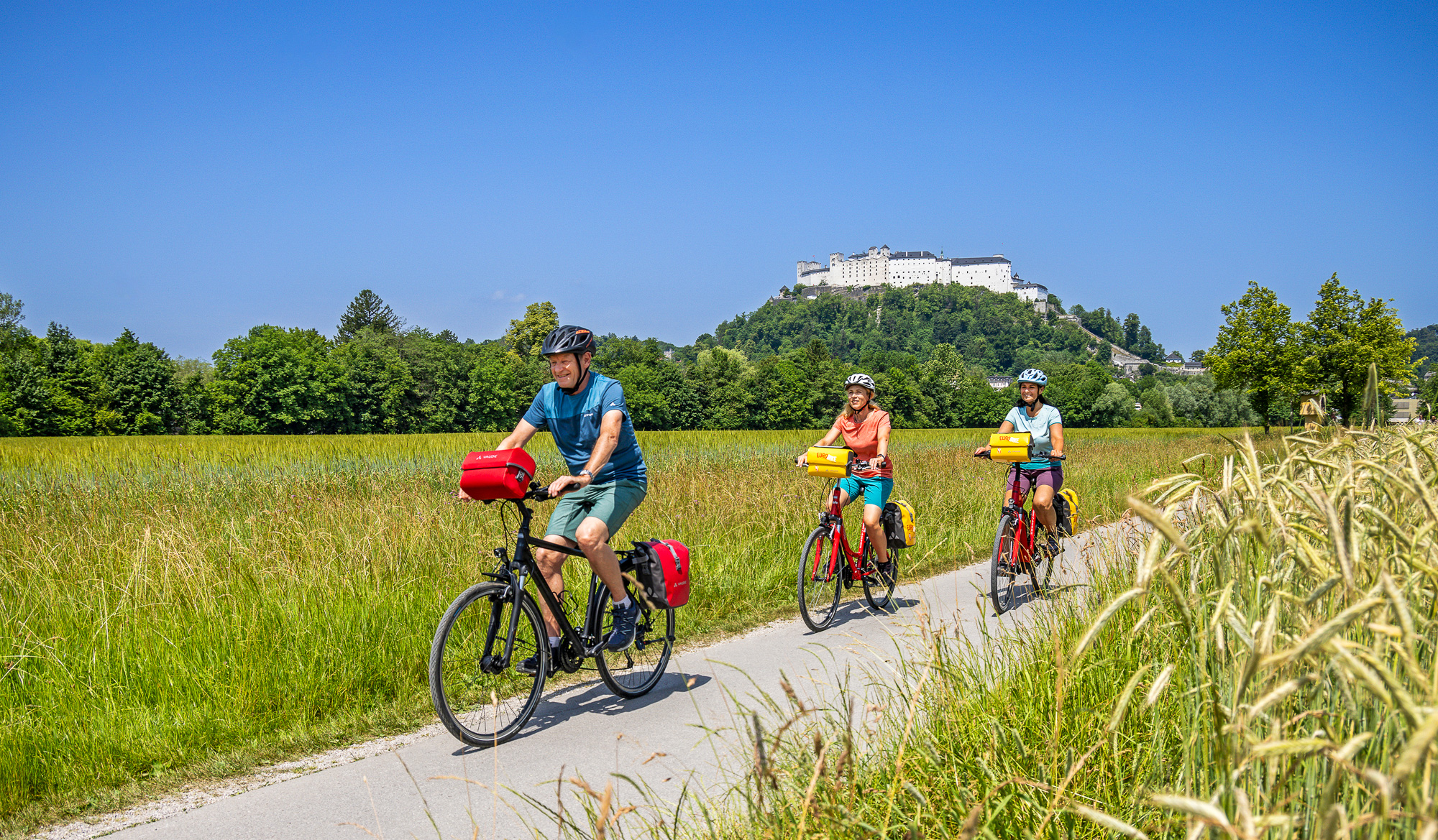 eurobike_radreisen_alpe_adria_radweg_salzburg_grado_salzburg_hellbrunner_allee_festung_radfahrer-5