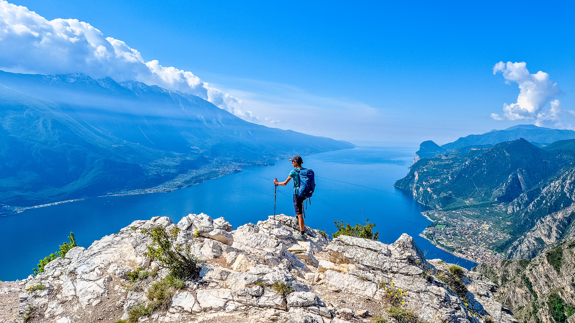 eurohike_wanderreisen_gardasee_punta_larici_aussichtspunkt_wanderin-3